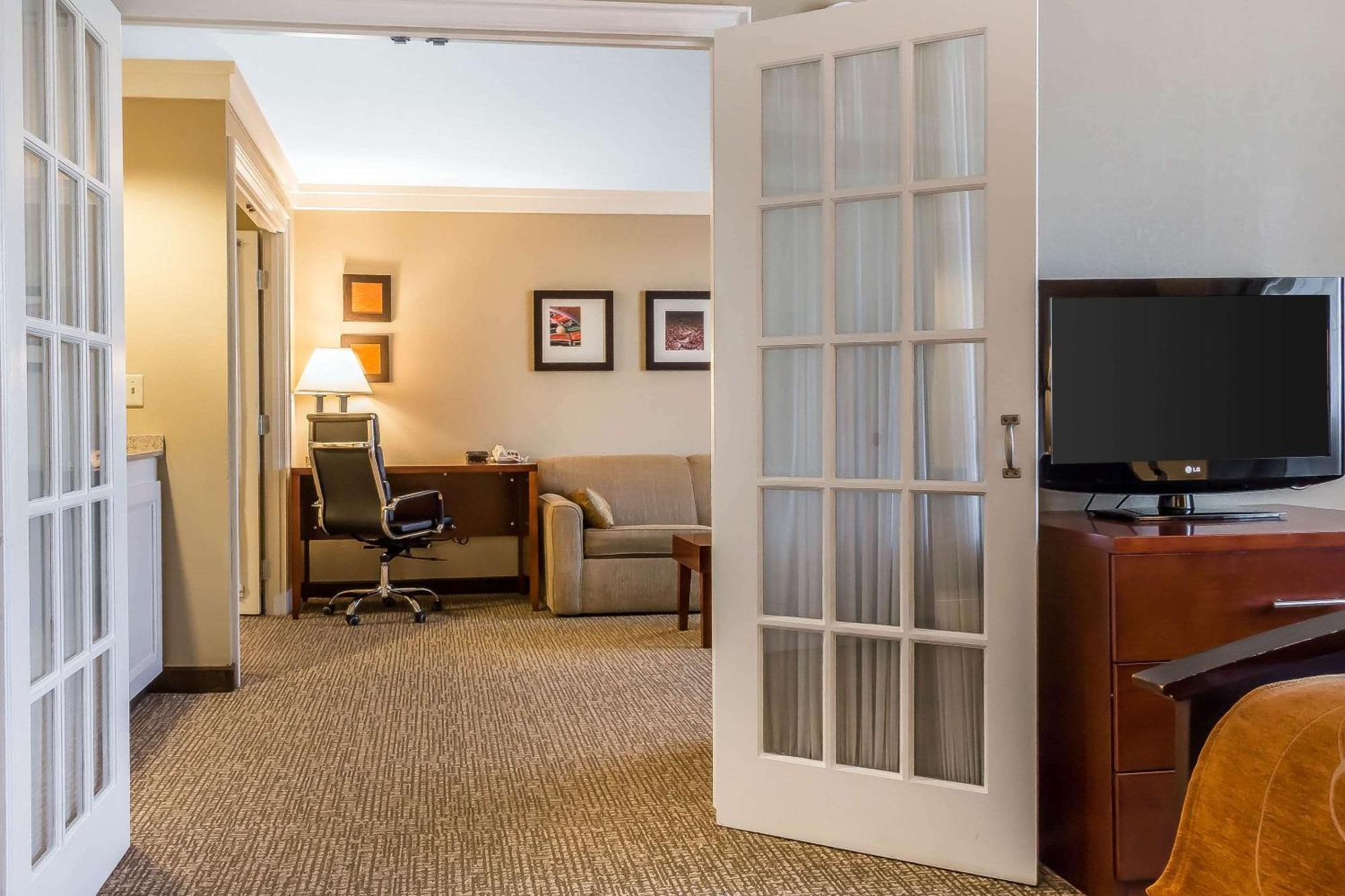 Comfort Suites Near Casinos Norwich Ngoại thất bức ảnh